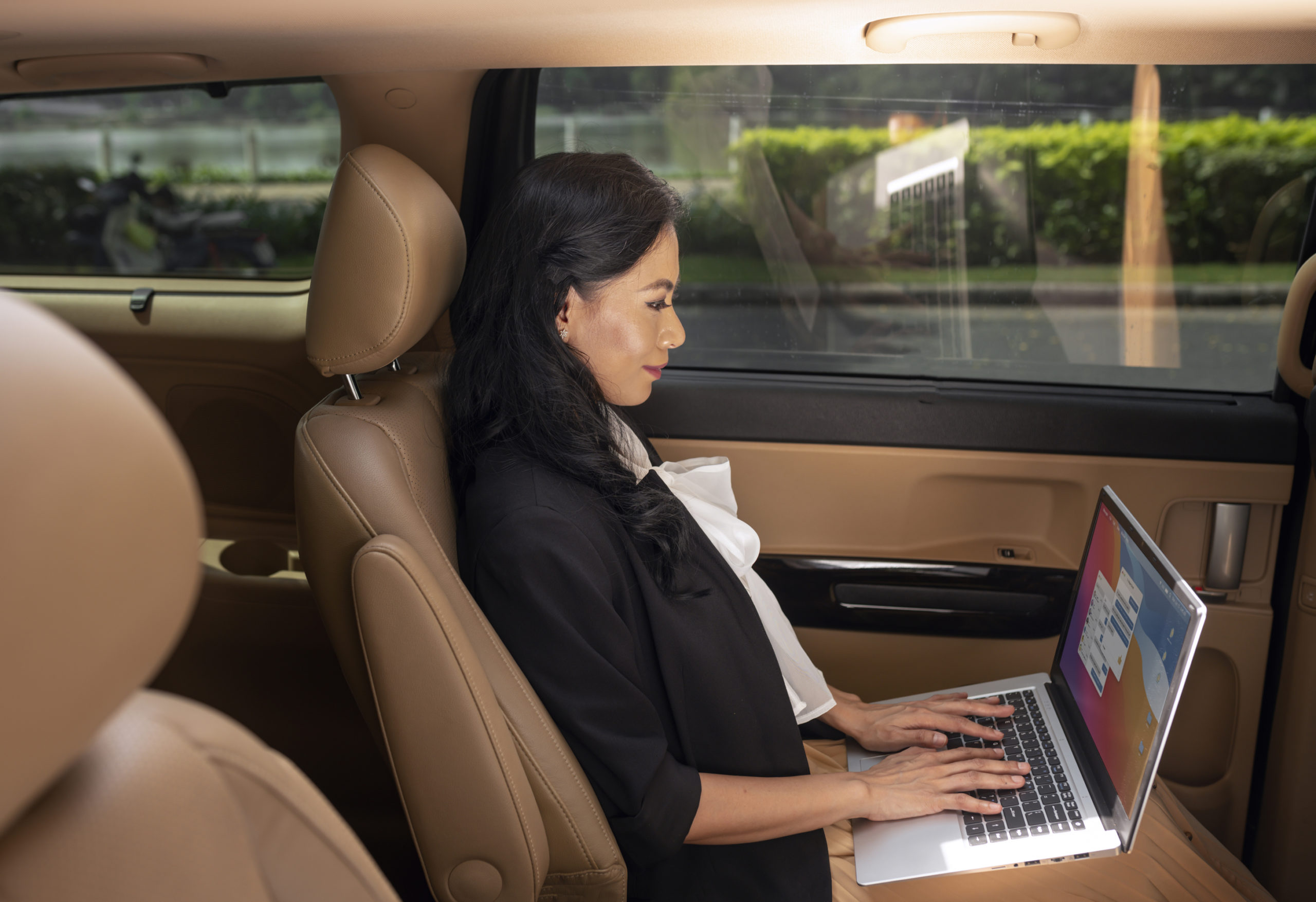 businesswoman-sitting-backseat-taxi (1)